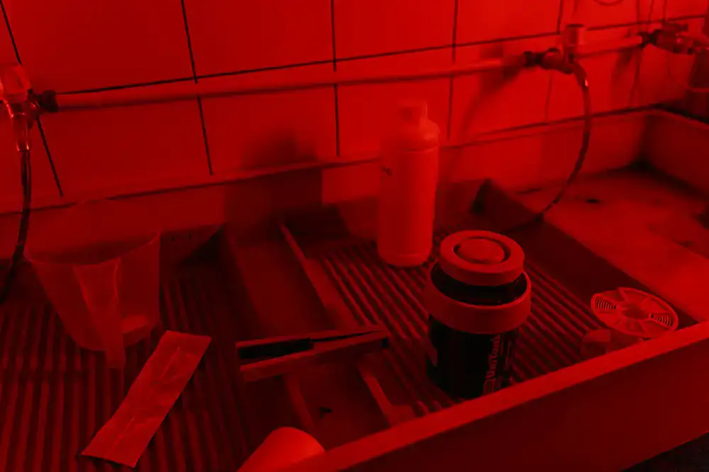 Gereedschap en diagnose apparatuur naast een vaatwasser