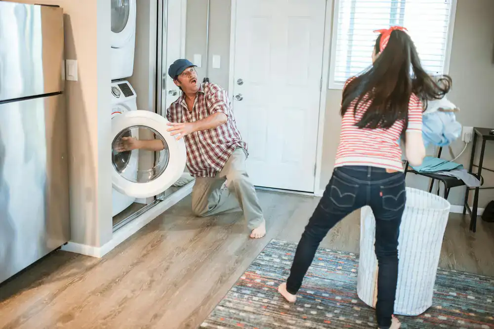 Monteur die een wasmachine repareert