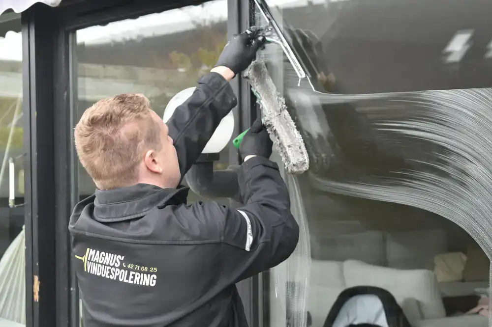 Monteur bespreekt transparant de reparatiekosten met een klant